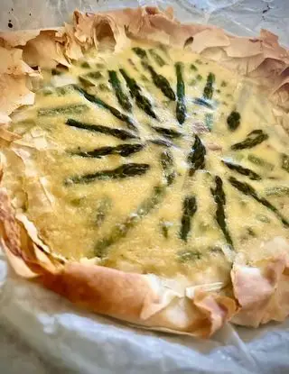 Torta salata di pasta fillo e asparagi