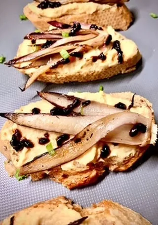 Crostone di pane con hummus e radicchio