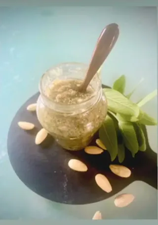 Pesto di salvia e mandorle