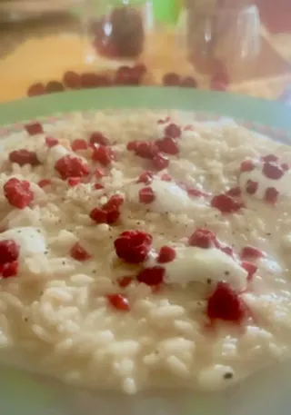 Risotto alla crema di cipolla e lamponi ghiacciati