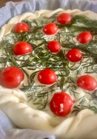 Torta salata con agretti e pomodorini